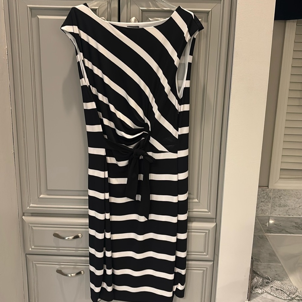 XL Ann Taylor black-and-white summer dress. Casual comfort.